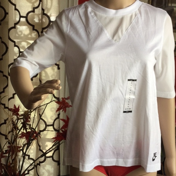 Nike Tops - 🌼WOMENS NIKE SPORTS WEAR BLACK/WHITE TOP🌼